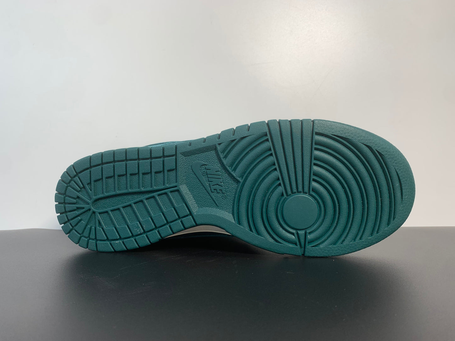 Wmns Nike Dunk Low 'Green Velvet' DZ5224-300