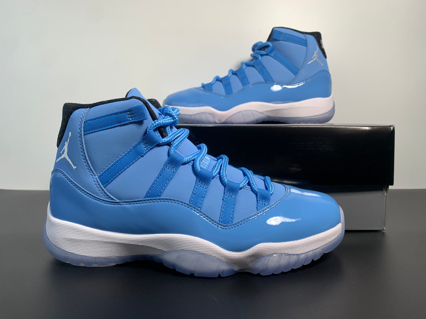 Air Jordan 11 Pantone 717602-900