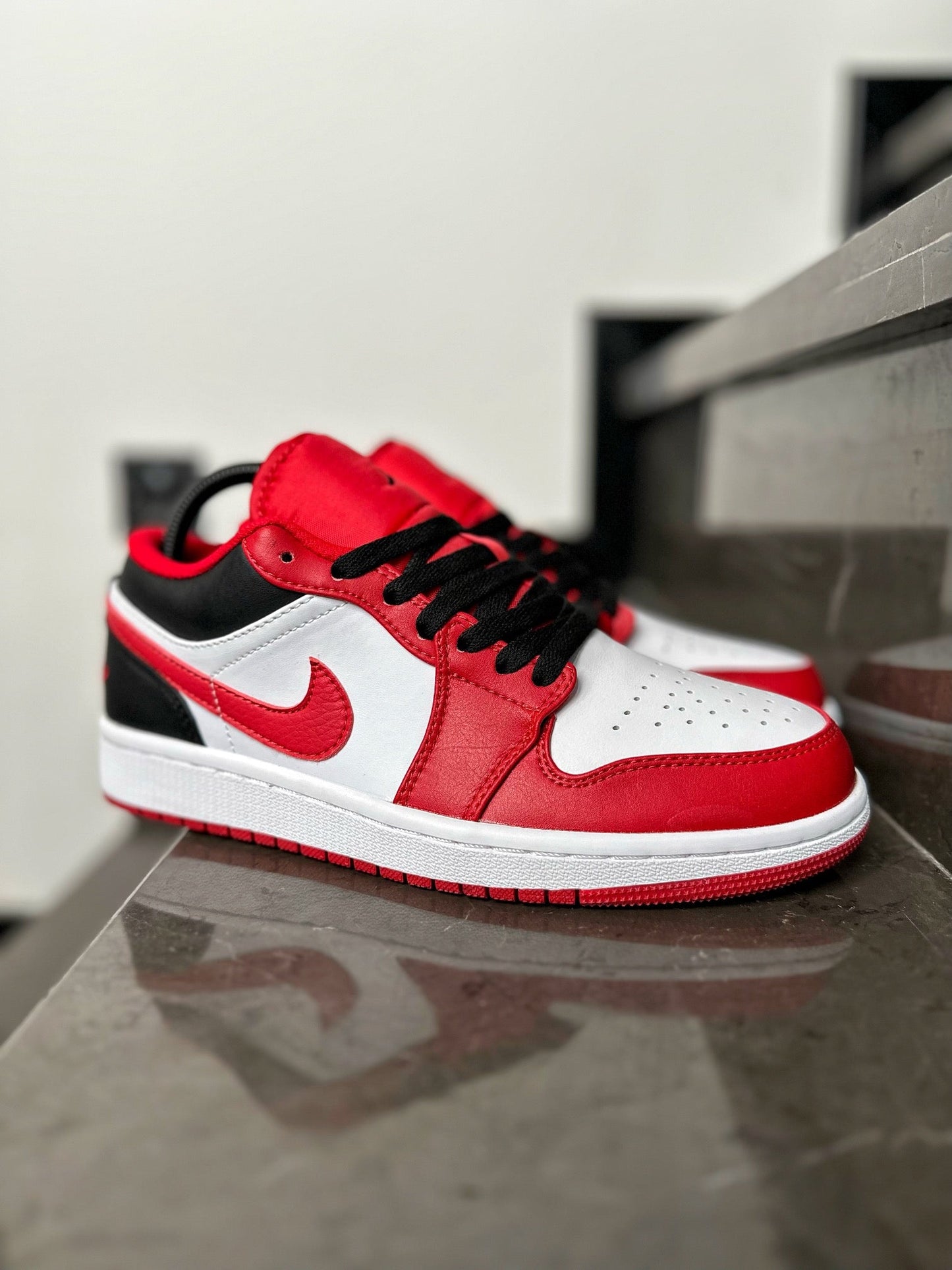 Air Jordan 1  Low Reverse Black Toe