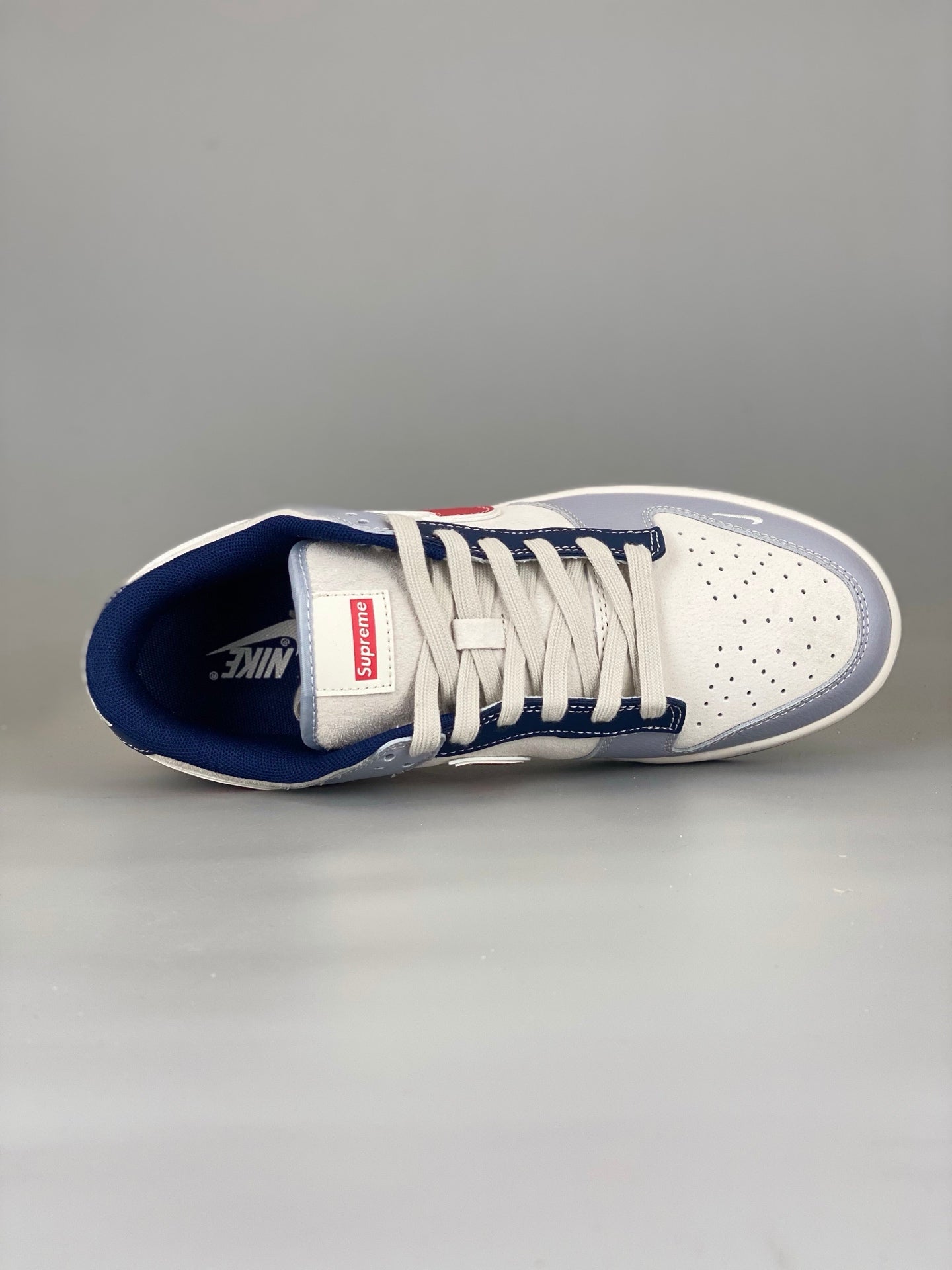 Nike SB Dunk Low x Supreme DM6868-045