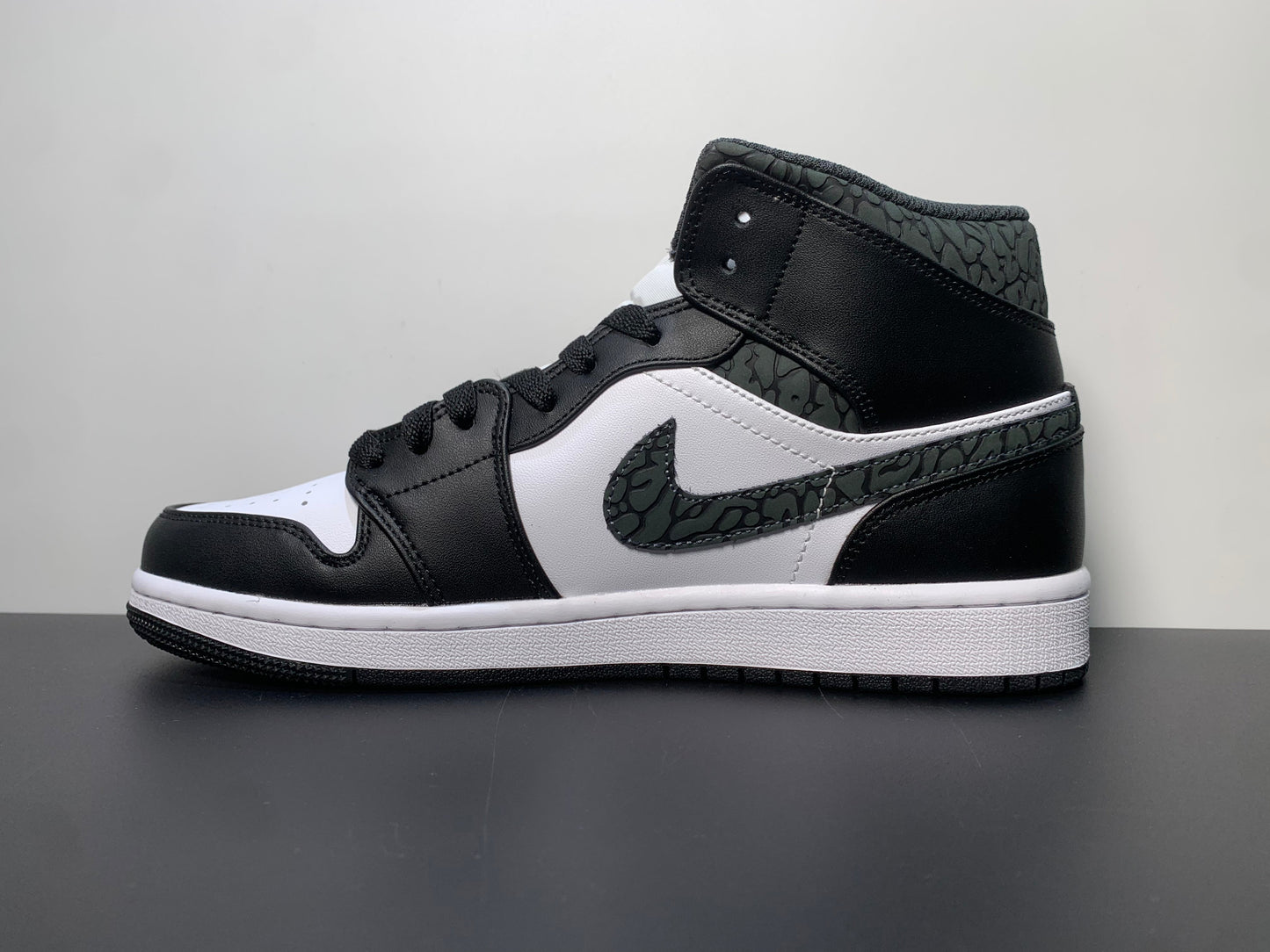 Air Jordan 1 Mid SE「Panda Elephant」