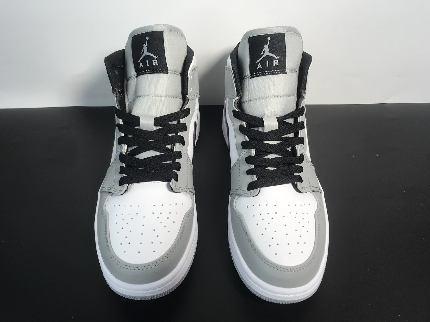 Air Jordan 1 Retro Mid ”Light Smoke Grey” 554724-092