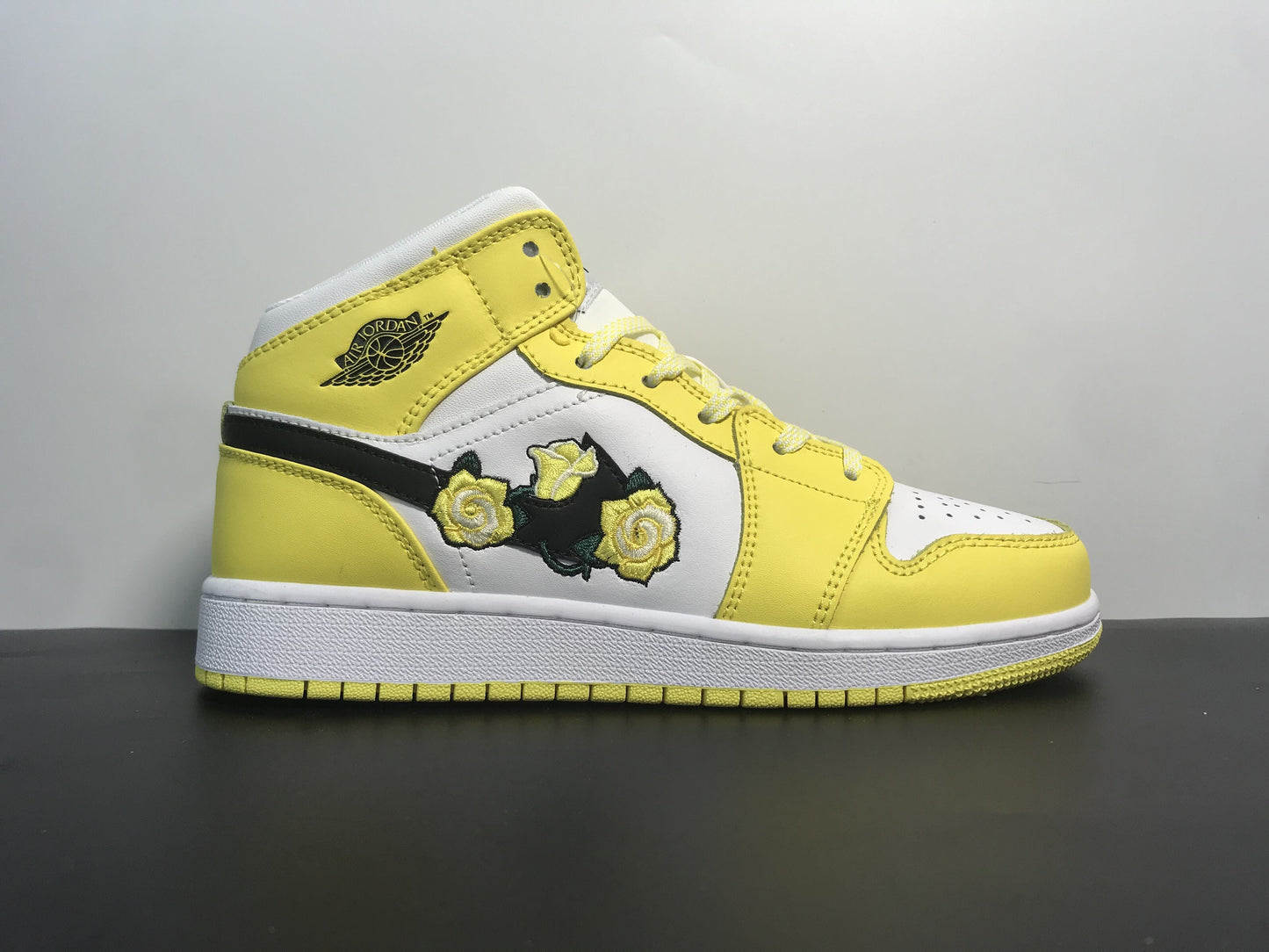 Air Jordan 1 Mid SE GS Dynamic Yellow Rose Patch  AV5174-700