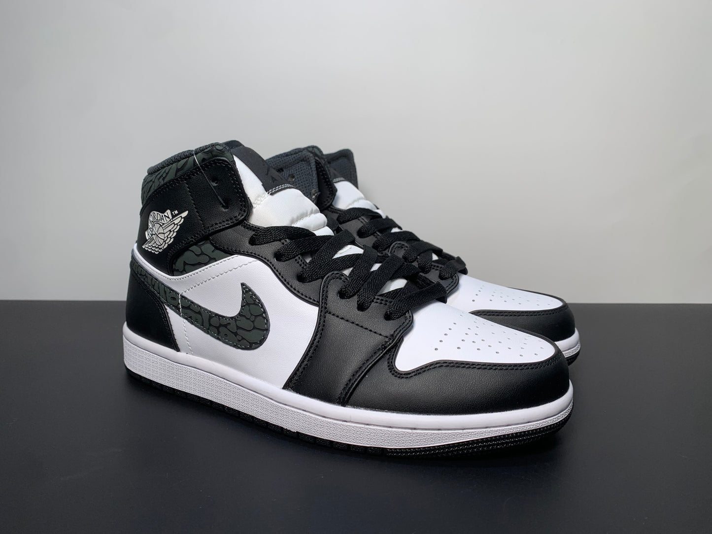 Air Jordan 1 Mid SE「Panda Elephant」