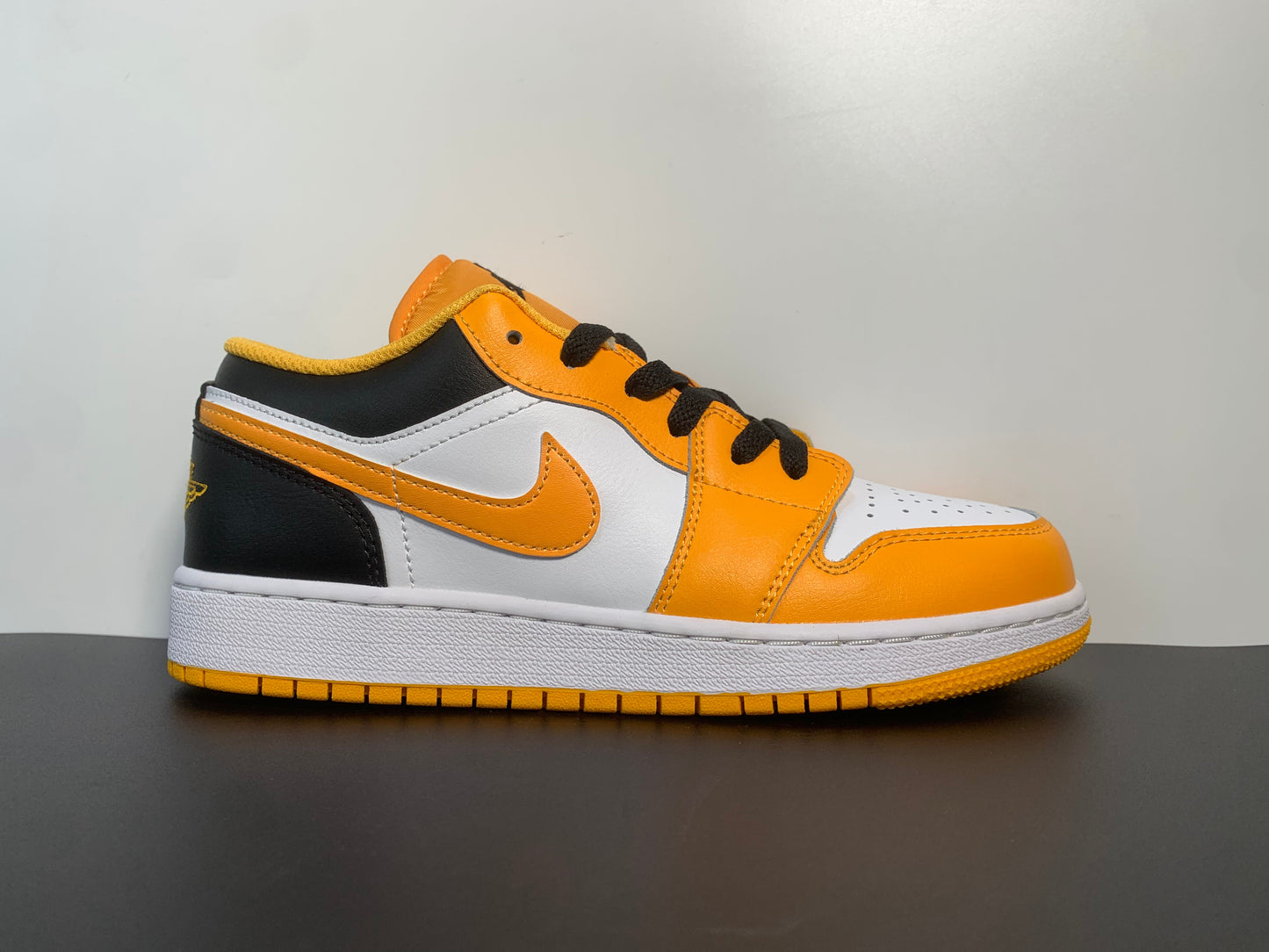 Air Jordan 1 Low University Gold