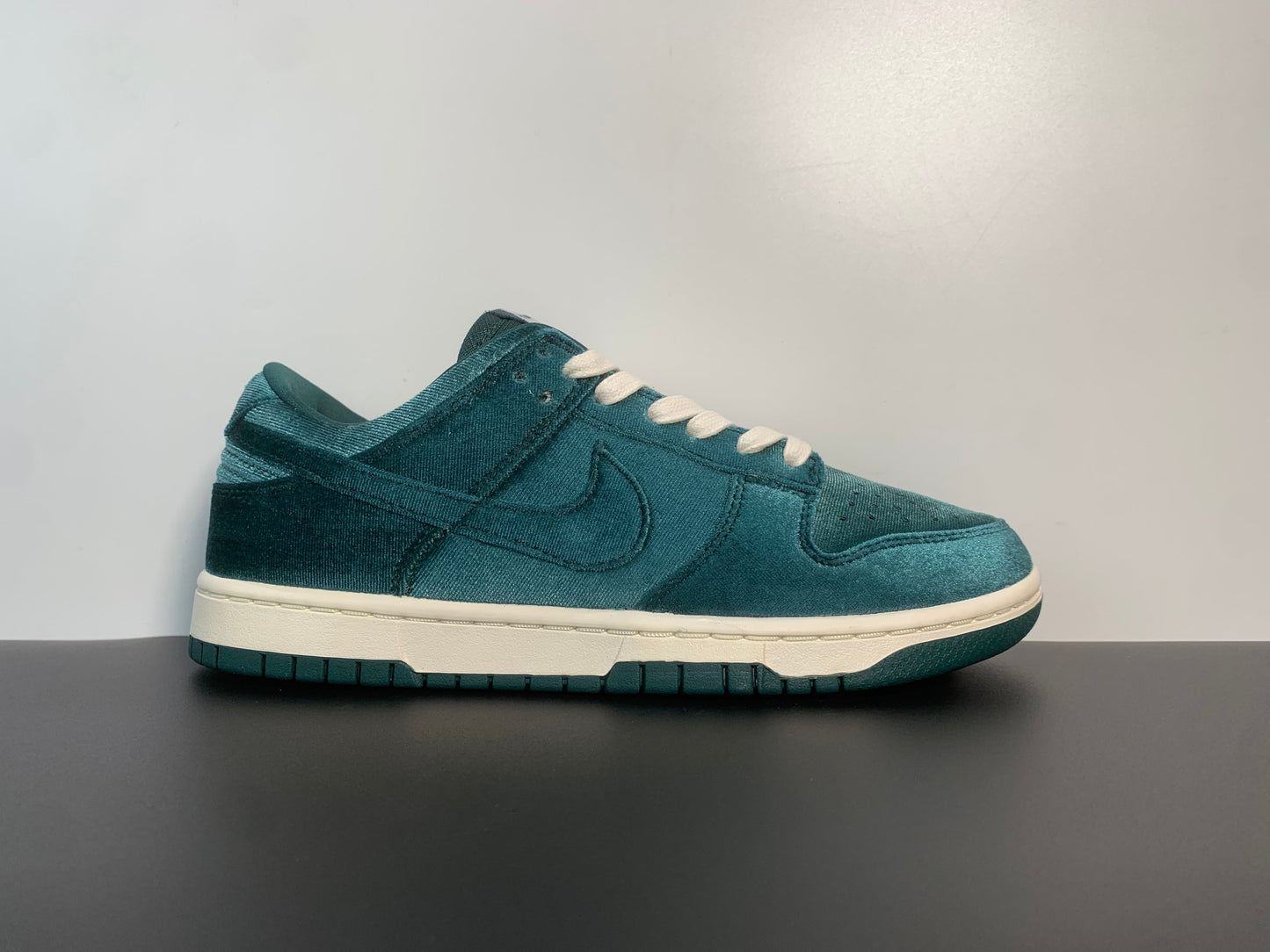 Wmns Nike Dunk Low 'Green Velvet' DZ5224-300
