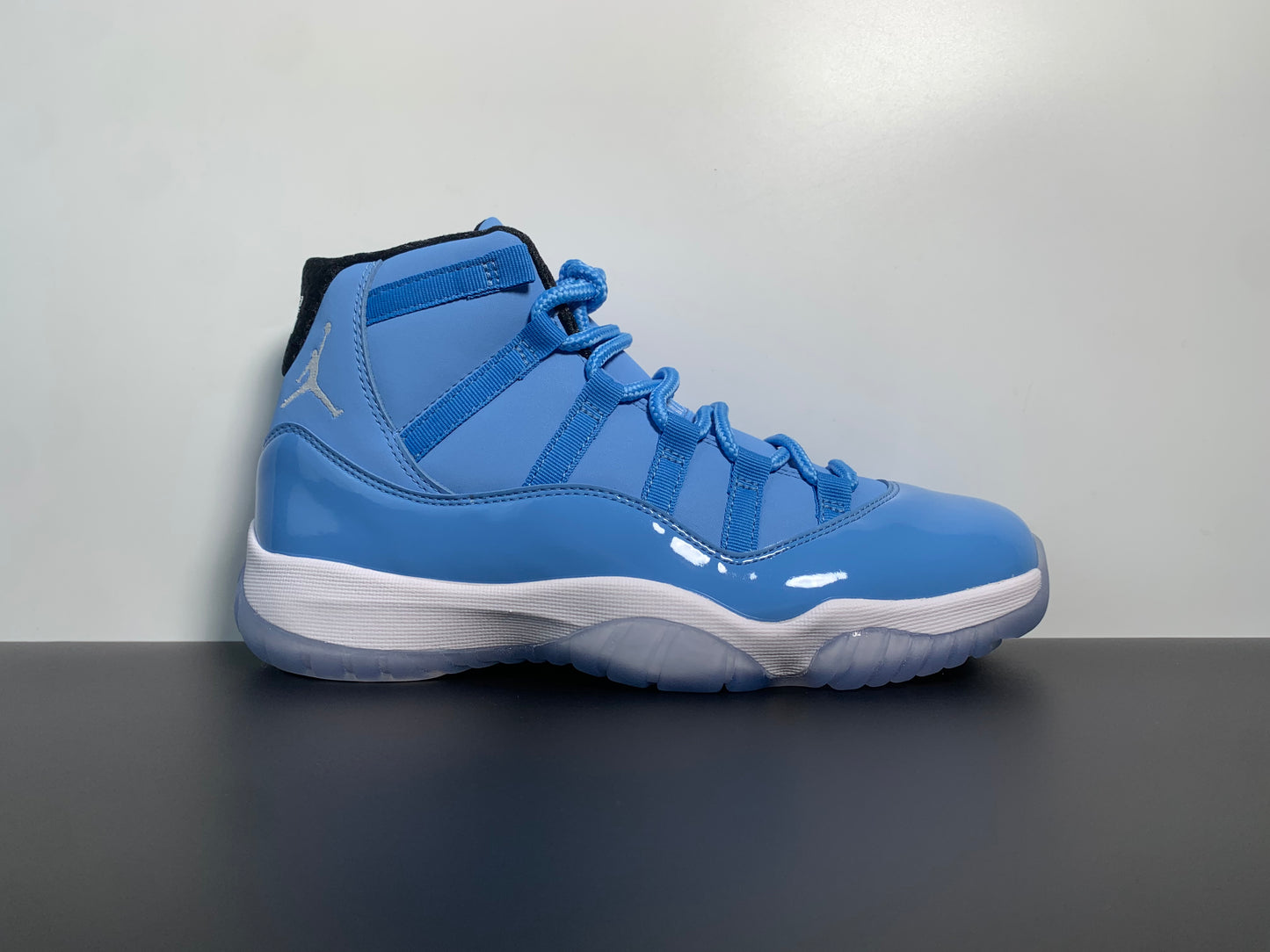 Air Jordan 11 Pantone 717602-900