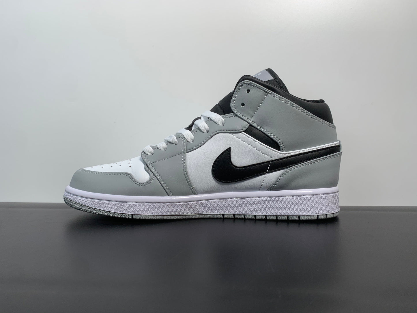 Air Jordan 1 Retro Mid ”Light Smoke Grey” 554724-078