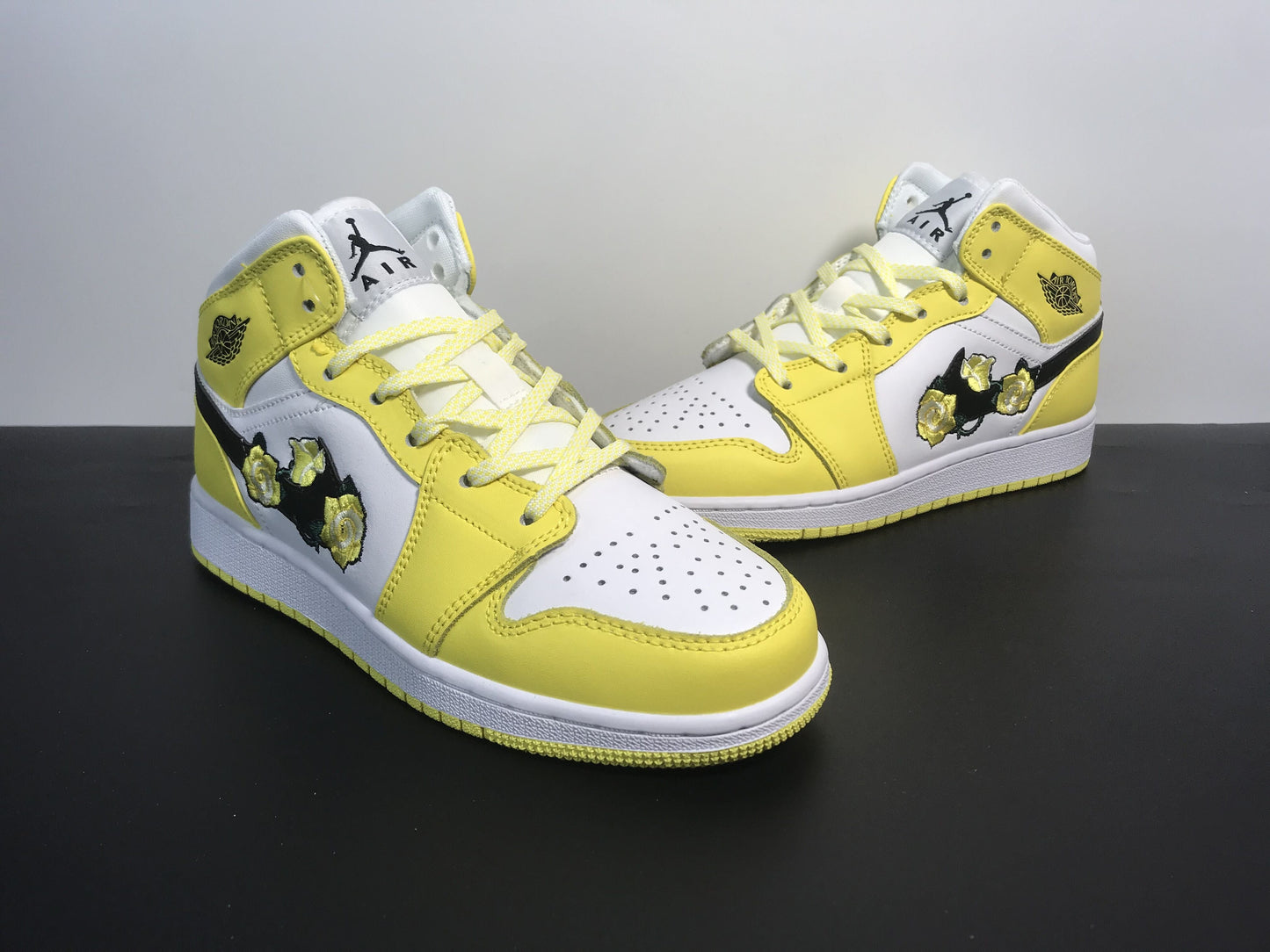 Air Jordan 1 Mid SE GS Dynamic Yellow Rose Patch  AV5174-700