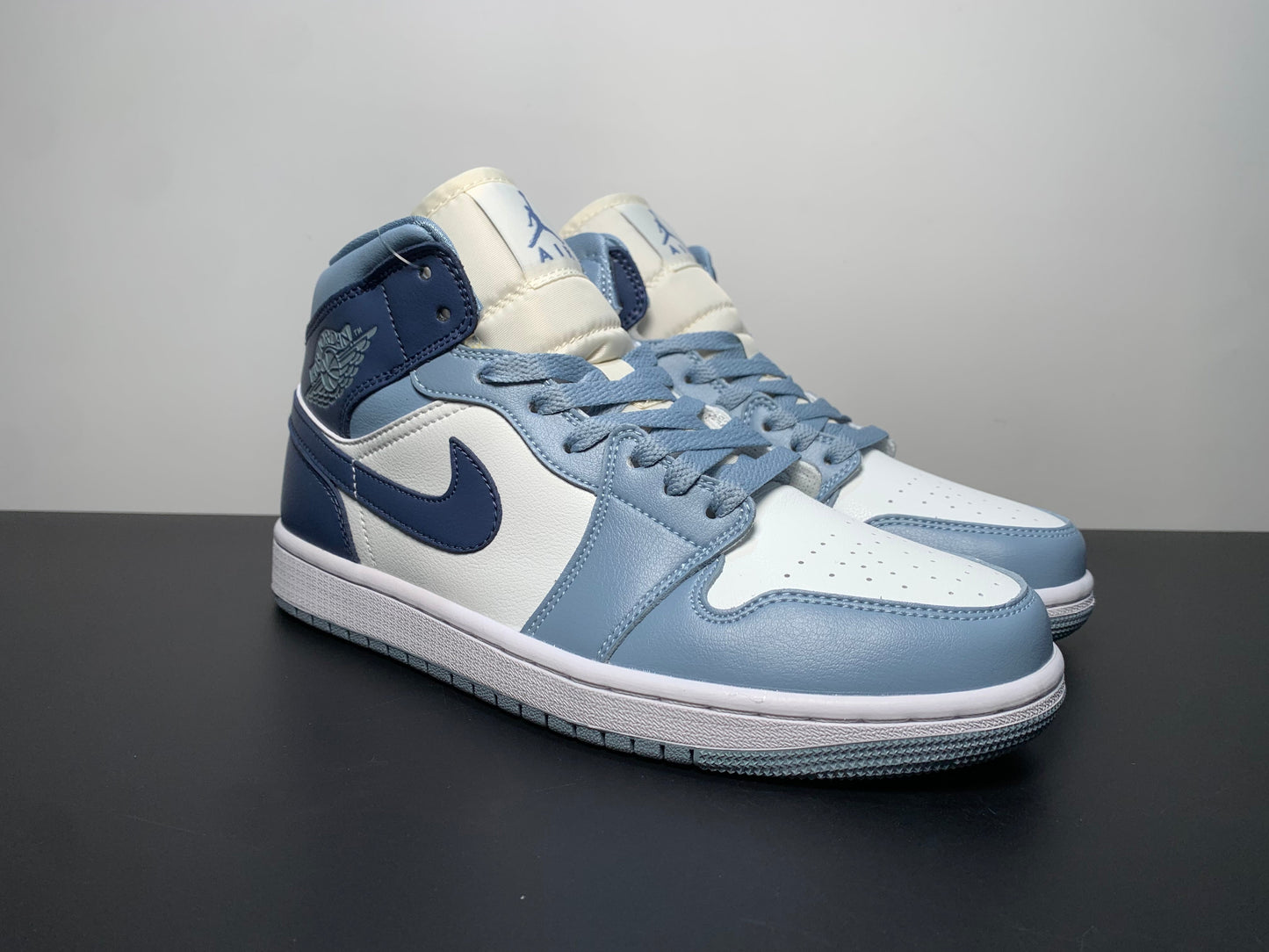 Air Jordan 1 Mid Diffused Blue BQ6472-140