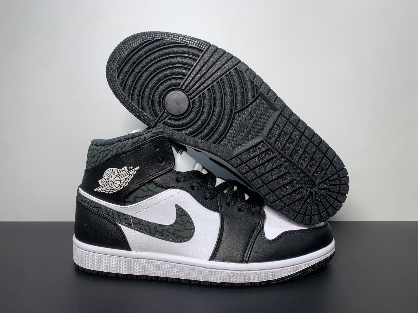 Air Jordan 1 Mid SE「Panda Elephant」