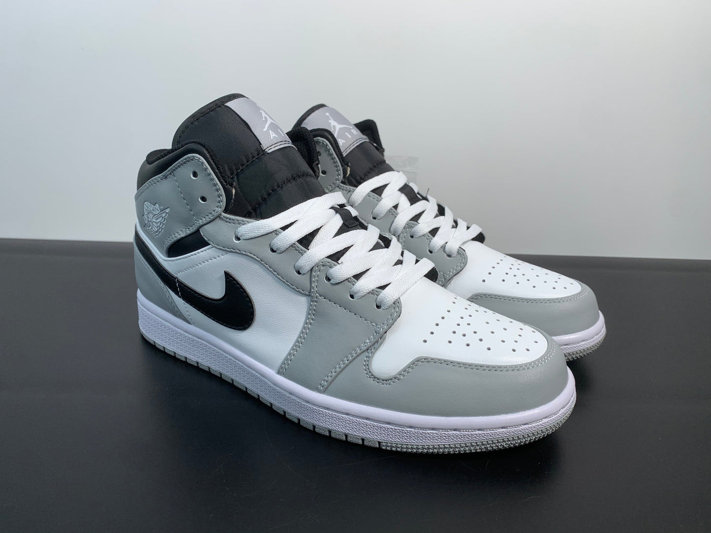 Air Jordan 1 Retro Mid ”Light Smoke Grey” 554724-078