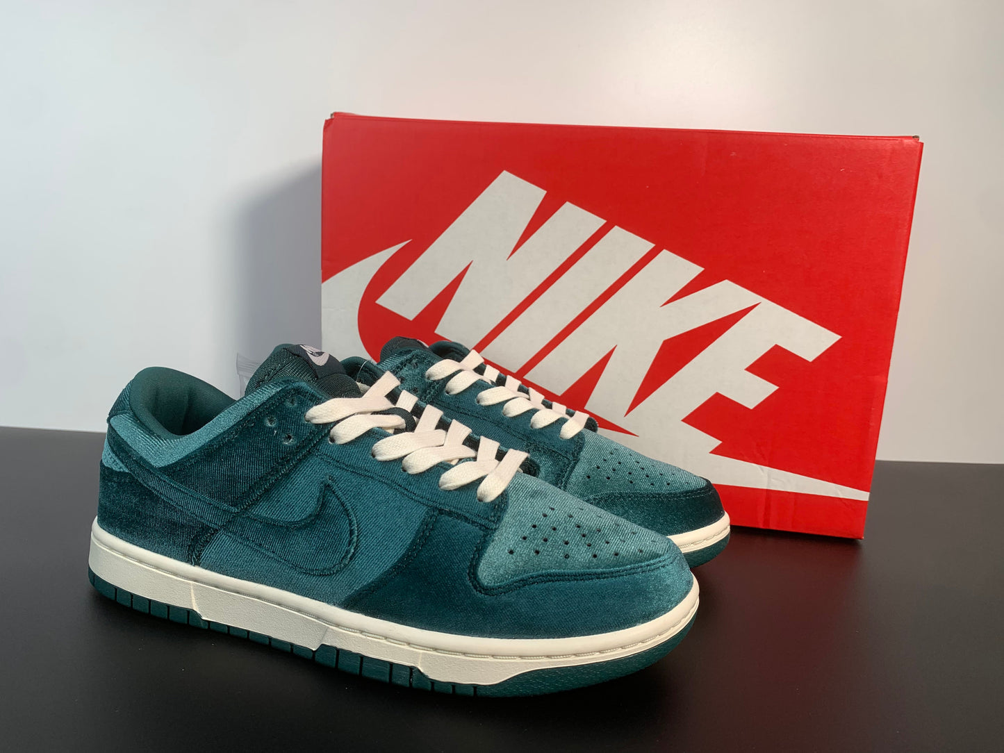 Wmns Nike Dunk Low 'Green Velvet' DZ5224-300